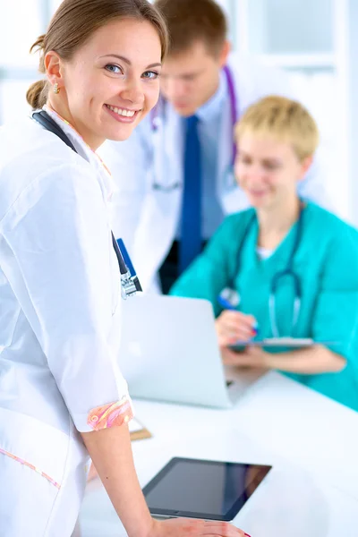 Doctora de pie con estetoscopio en el hospital — Foto de Stock