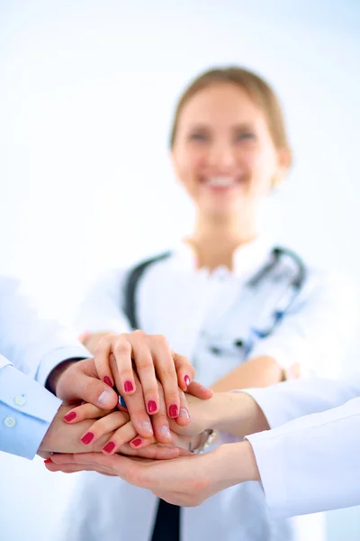 Lekarze i pielęgniarki w zespole medycznym układające ręce — Zdjęcie stockowe