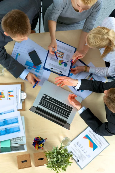 Zakenmensen handdruk, zitten aan de tafel — Stockfoto