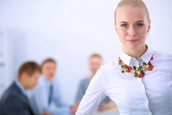 Porträt einer jungen Frau im Büro, die mit einem Ordner steht — Stockfoto