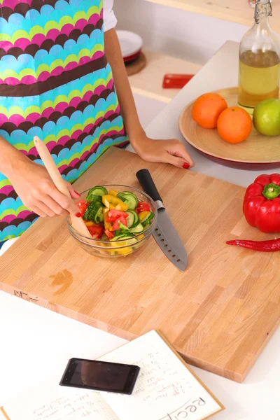 Junge Frau mixt frischen Salat — Stockfoto