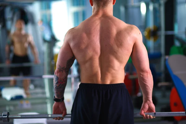 Culturista con barra de pesas en gimnasio —  Fotos de Stock