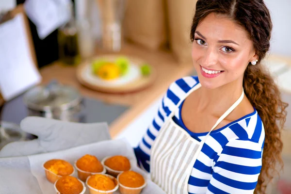 Mujer está haciendo pasteles en la cocina — Foto de Stock