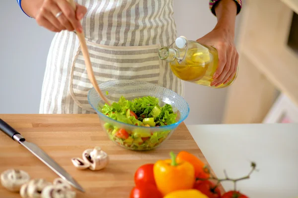 Mujer joven mezclando ensalada fresca —  Fotos de Stock