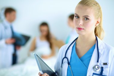 Kadın doktor hastanede dosyayla bekliyor. 