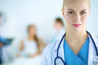 Kadın doktor hastanede steteskopla dikiliyor. 