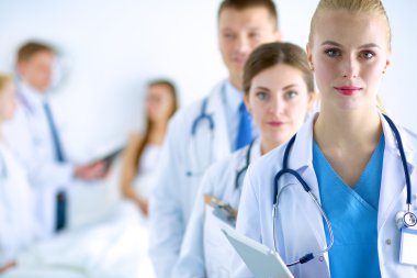 Birlikte ayakta duran bir grup gülümseyen hastane arkadaşının portresi.