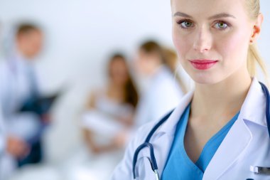 Kadın doktor hastanede steteskopla dikiliyor. 