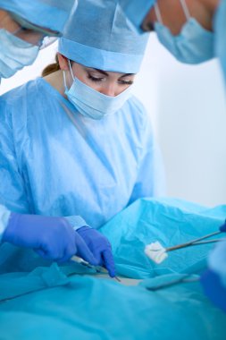 Ameliyat ekibi ameliyathanede.