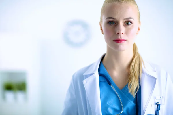 Mulher médica de pé com estetoscópio no hospital — Fotografia de Stock