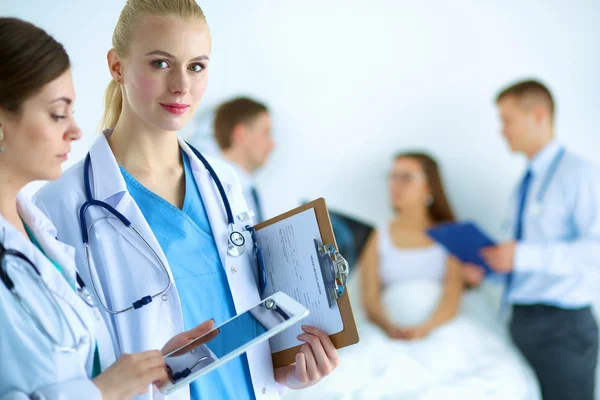 Jovem médico segurando um tablet pc — Fotografia de Stock