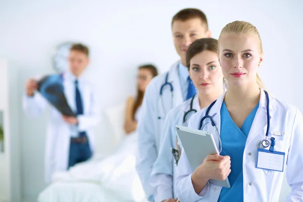 Portrét skupiny usměvavých kolegů z nemocnice stojící při sobě — Stock fotografie