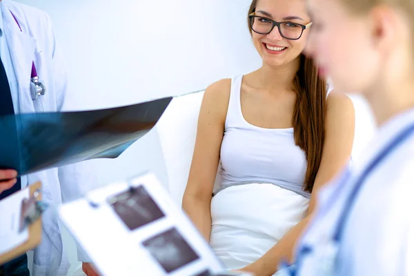 Cirurgião e médico analisando raio-X juntos em consultório médico — Fotografia de Stock