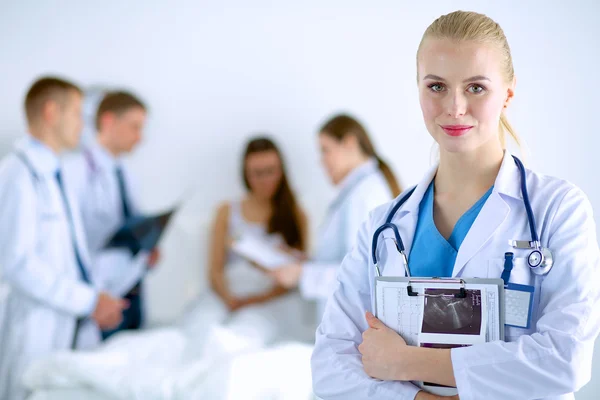 Mulher médica de pé com estetoscópio no hospital — Fotografia de Stock