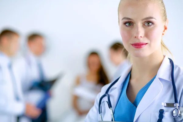 Femme médecin debout avec stéthoscope à l'hôpital — Photo