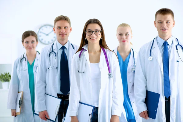 Портрет групи усміхнених колег по лікарні, що стоять разом — стокове фото