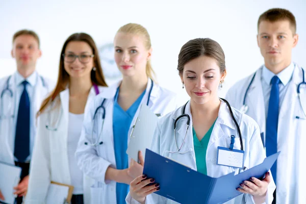 Портрет стоящей группы улыбающихся коллег из больницы — стоковое фото