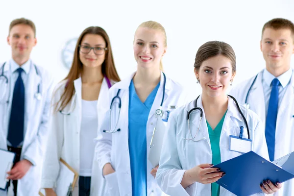 Portrait d'un groupe de collègues souriants de l'hôpital debout ensemble — Photo