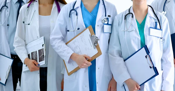 Porträt einer Gruppe lächelnder Krankenhauskollegen, die zusammen stehen — Stockfoto