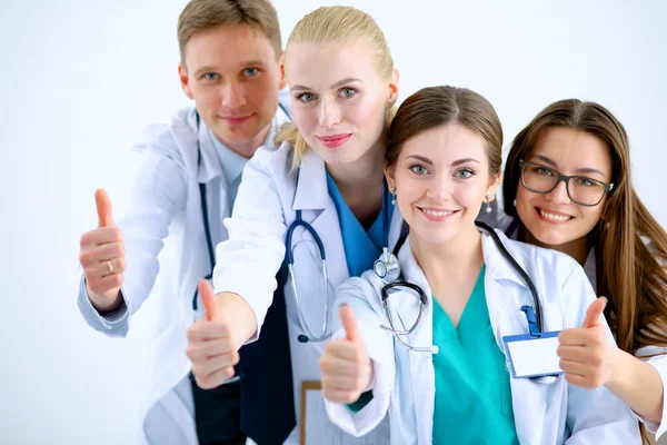 Retrato da equipe de médicos mostrando polegares para cima — Fotografia de Stock