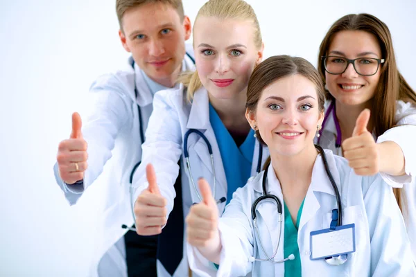 Retrato da equipe de médicos mostrando polegares para cima — Fotografia de Stock