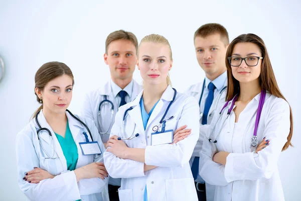 Portret van een groep lachende ziekenhuiscollega 's die samen staan — Stockfoto