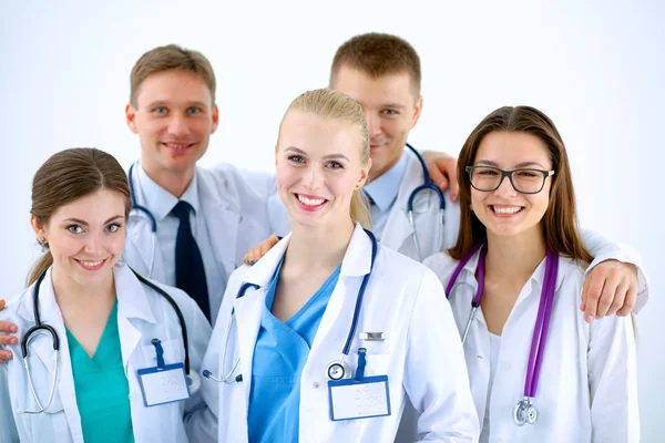 Ritratto di un gruppo di colleghi sorridenti dell'ospedale in piedi insieme — Foto Stock