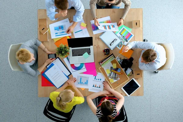 Zakenmensen zitten en discussiëren op zakelijke bijeenkomst, in functie — Stockfoto