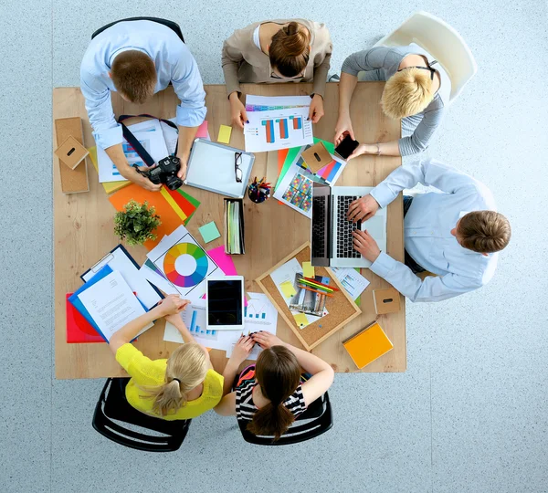 Gente de negocios sentada y discutiendo en la reunión de negocios, en la oficina — Foto de Stock