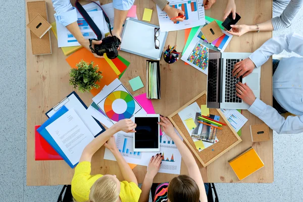 Gente de negocios sentada y discutiendo en la reunión de negocios, en la oficina — Foto de Stock