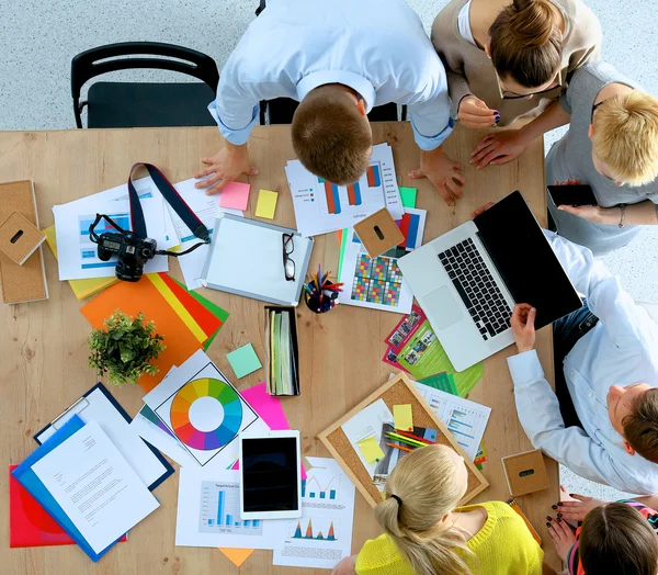 Zakenmensen zitten en discussiëren op zakelijke bijeenkomst, in functie — Stockfoto