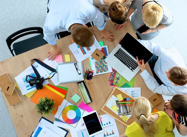 Zakenmensen zitten en discussiëren op zakelijke bijeenkomst, in functie — Stockfoto