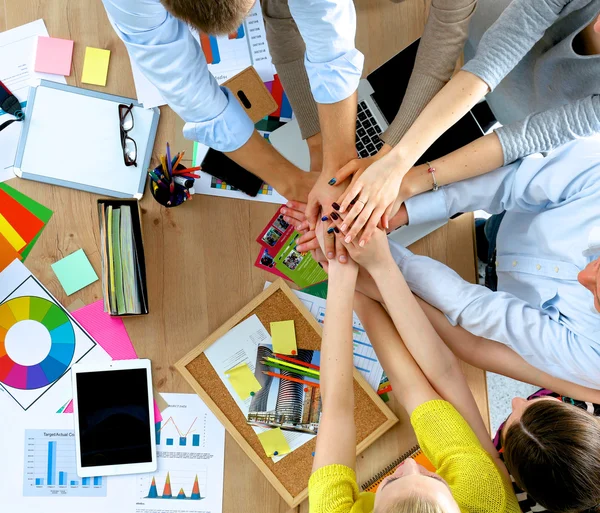 Business team met handen bij elkaar - teamwork concepten — Stockfoto