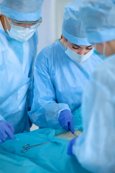 Surgery team in the operating room — Stock Photo, Image