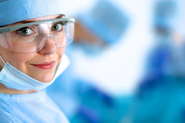 Chirurgia femminile in sala operatoria — Foto Stock