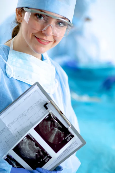 수술실 에서의 여성 수술 — 스톡 사진