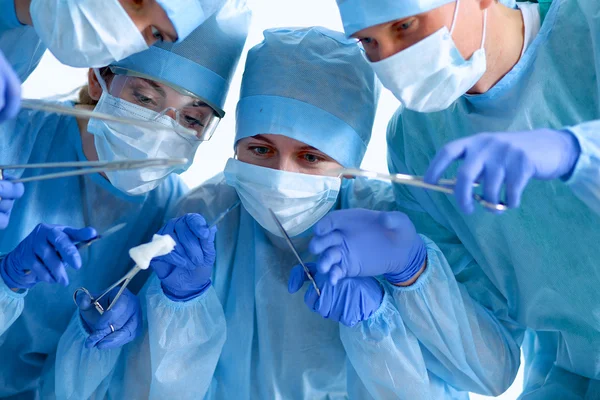 Abaixo a visão de cirurgiões segurando instrumentos médicos nas mãos — Fotografia de Stock