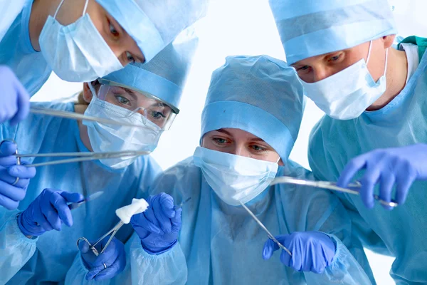Abaixo a visão de cirurgiões segurando instrumentos médicos nas mãos — Fotografia de Stock