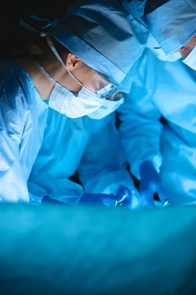 Equipo de cirugía en el quirófano — Foto de Stock