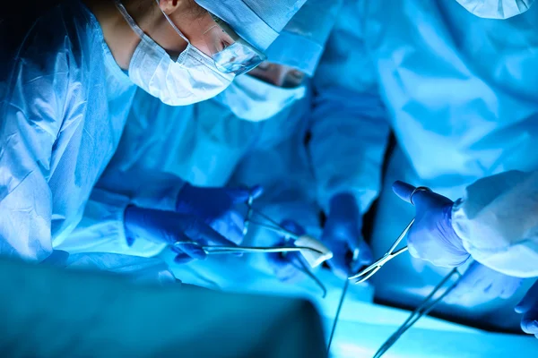 Ameliyat ekibi ameliyathanede.