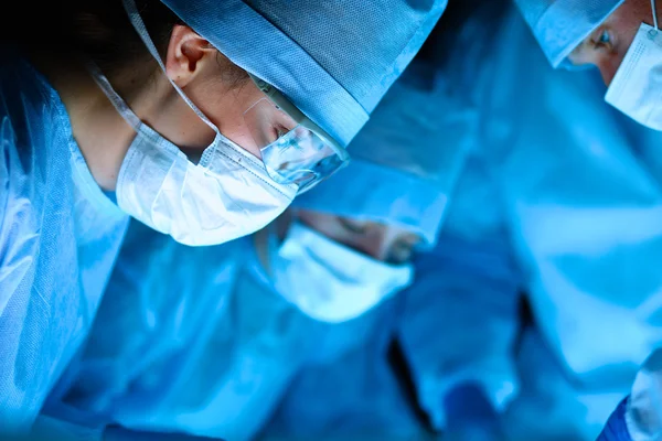 Surgery team in the operating room — Stock Photo, Image