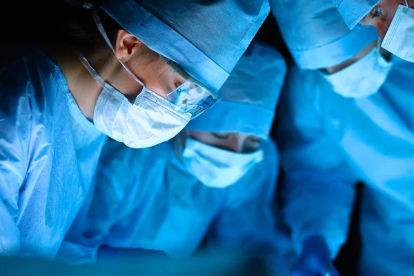 Equipa de cirurgia na sala de operações — Fotografia de Stock
