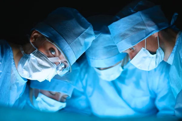 Chirurgie team in de operatiekamer — Stockfoto