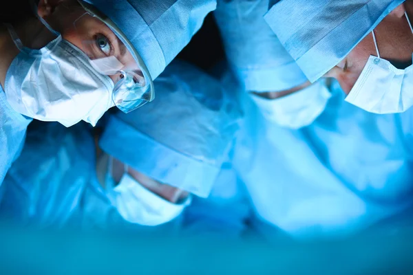 Equipa de cirurgia na sala de operações — Fotografia de Stock