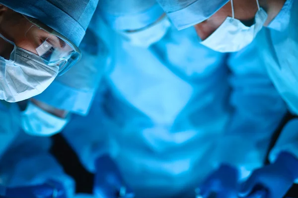 Surgery team in the operating room — Stock Photo, Image