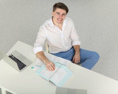 Genç işadamı ofis Resepsiyon duran, çalışma