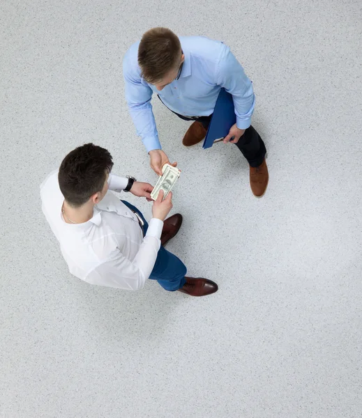 Zakenmensen zitten en discussiëren op zakelijke bijeenkomst, in functie — Stockfoto