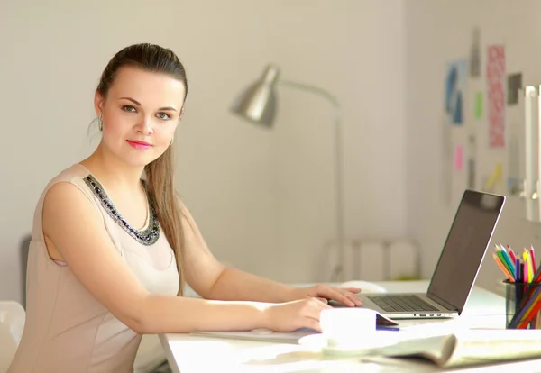 Mulher com documentos sentados na mesa e laptop — Fotografia de Stock