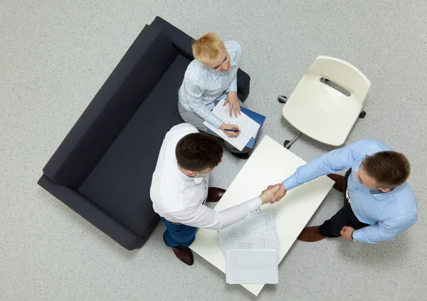 Geschäftsleute sitzen und diskutieren bei Geschäftstreffen, im Büro — Stockfoto