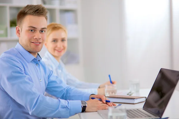 Affärsmän som sitter och diskuterar på affärsmöte, i ämbetet — Stockfoto